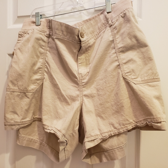 Sonoma Pants - Khaki Shorts Size 24W 🧡